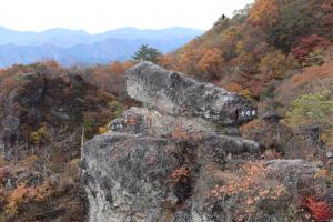 紅葉に映える妙義山（２／３）